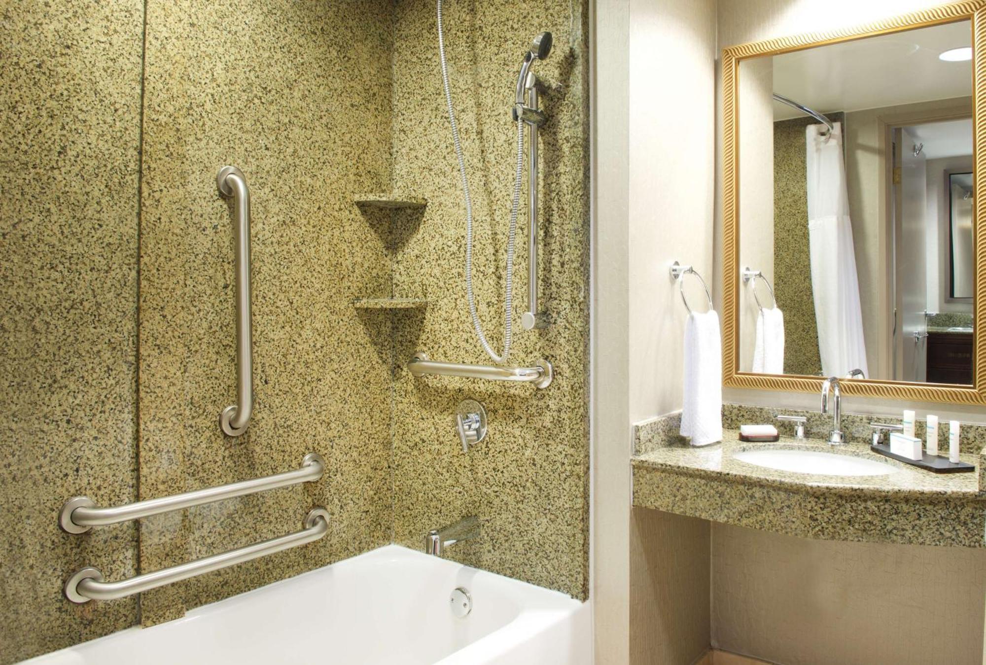 Hotel Embassy By Hilton Seattle North 4*